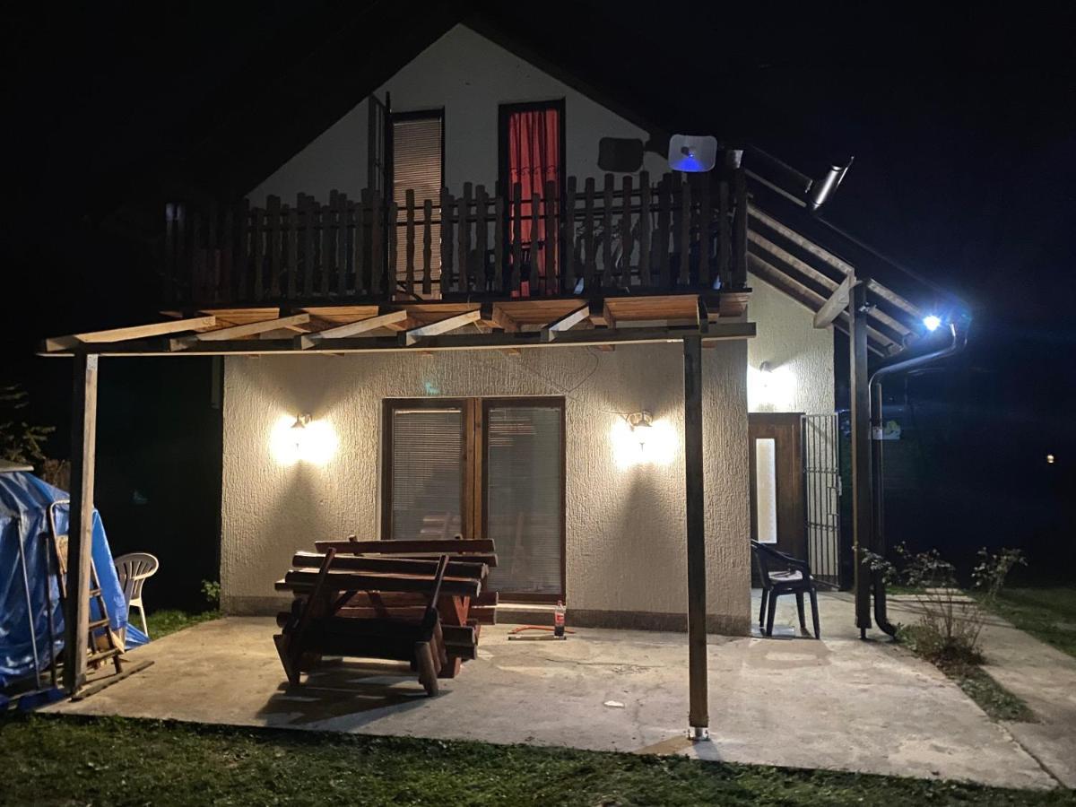 Asja Guest House Lukavac Eksteriør billede